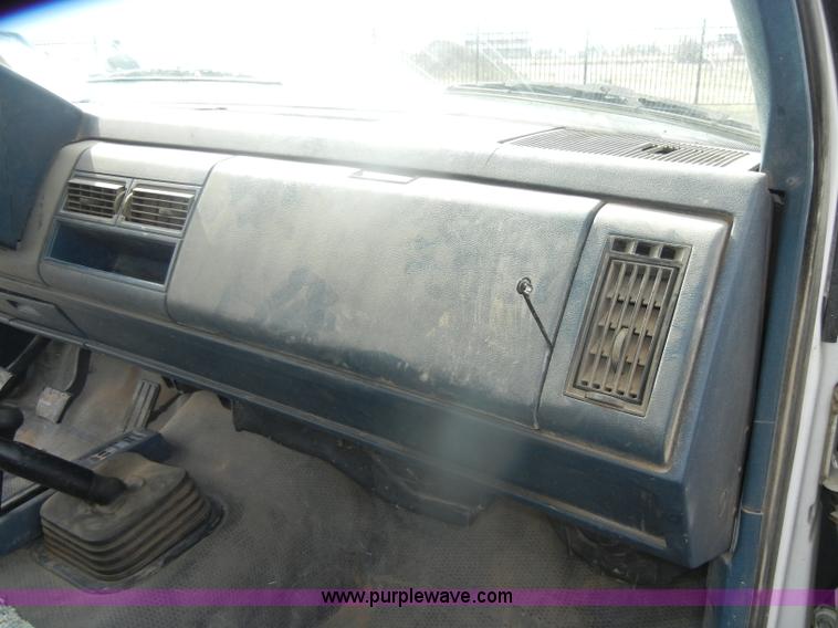 image for item D4831 1992 Chevrolet Cheyenne K2500 flatbed pickup truck