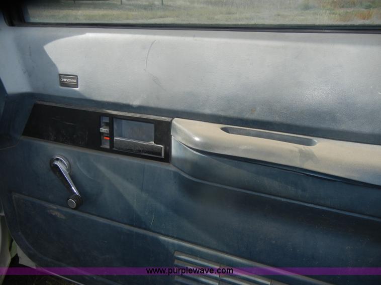 image for item D4831 1992 Chevrolet Cheyenne K2500 flatbed pickup truck