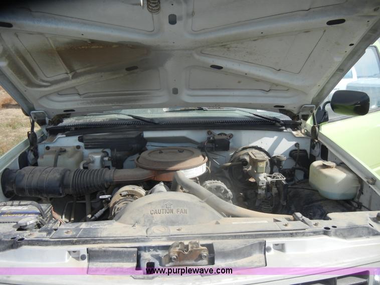 image for item D4831 1992 Chevrolet Cheyenne K2500 flatbed pickup truck