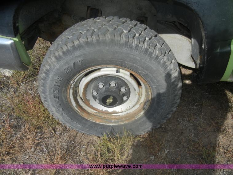 image for item D4831 1992 Chevrolet Cheyenne K2500 flatbed pickup truck