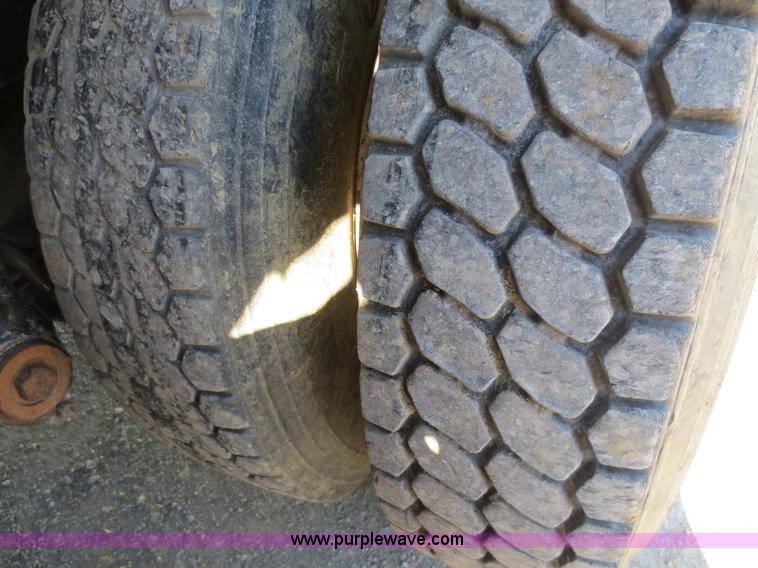 image for item D5732 1994 Perterbilt 375 dump truck