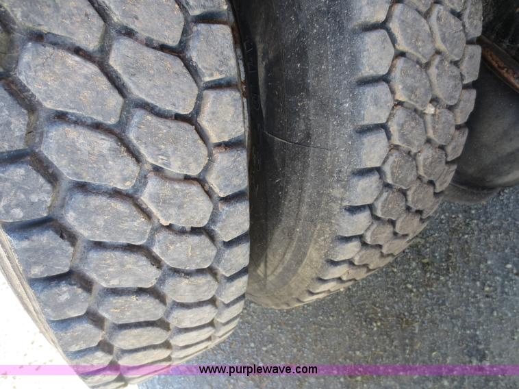 image for item D5732 1994 Perterbilt 375 dump truck