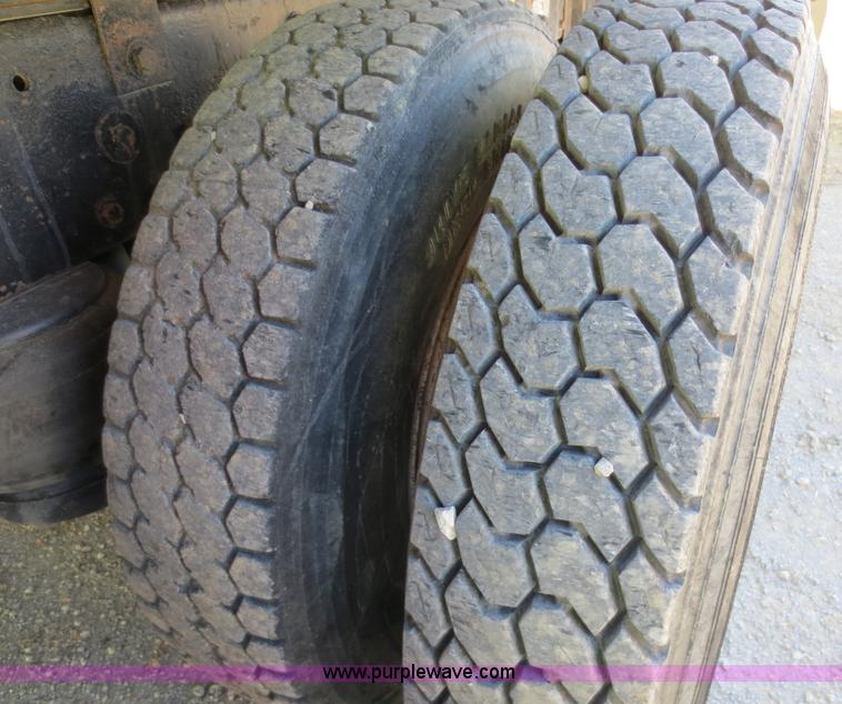 image for item D5732 1994 Perterbilt 375 dump truck