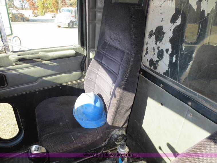 image for item D5732 1994 Perterbilt 375 dump truck