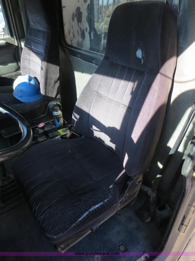 image for item D5732 1994 Perterbilt 375 dump truck