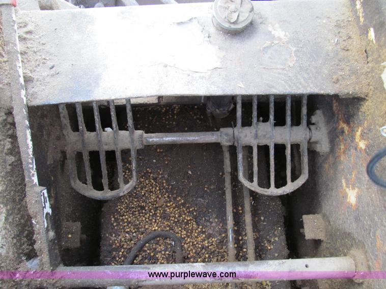 image for item E3544 1978 Clark Bobcat 722 skid steer