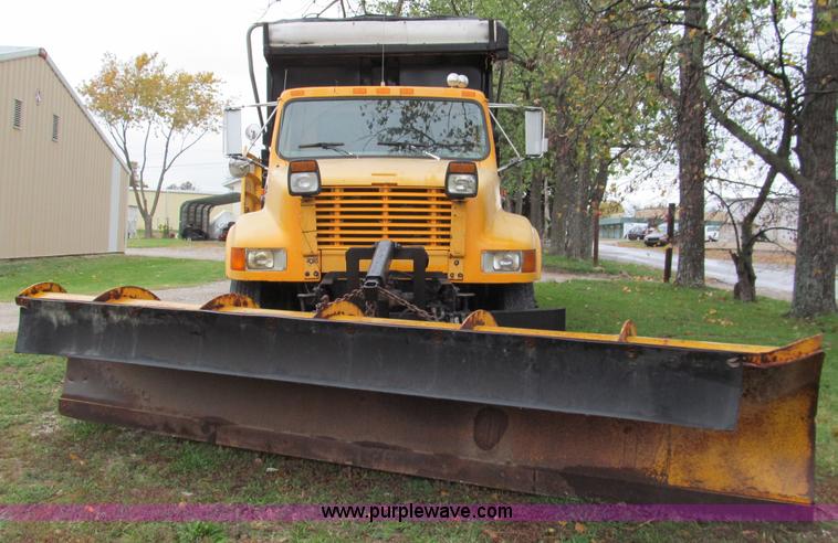 image for item E5640 1999 International 4900 dump truck