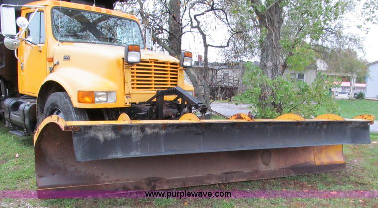 image for item E5640 1999 International 4900 dump truck