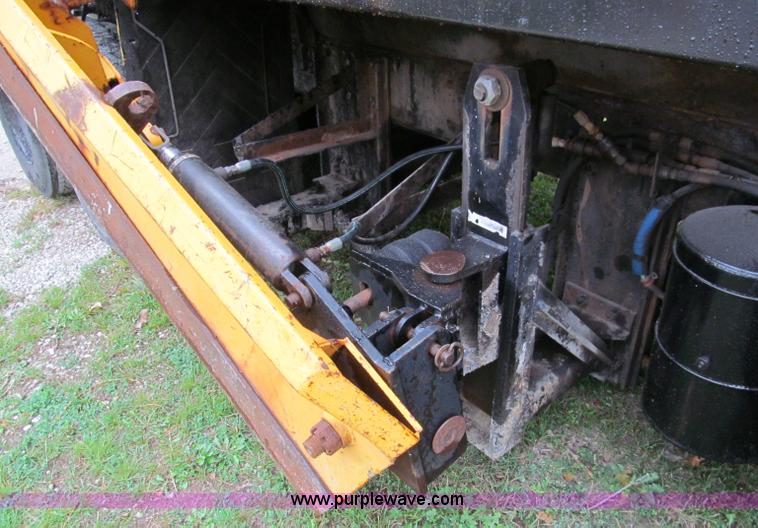 image for item E5640 1999 International 4900 dump truck