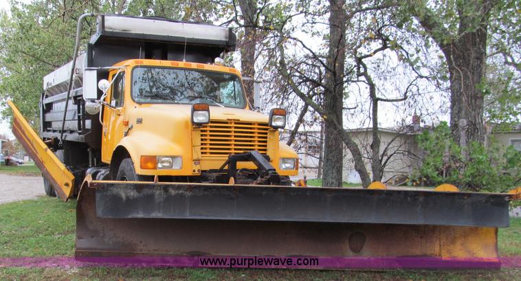 image for item E5640 1999 International 4900 dump truck