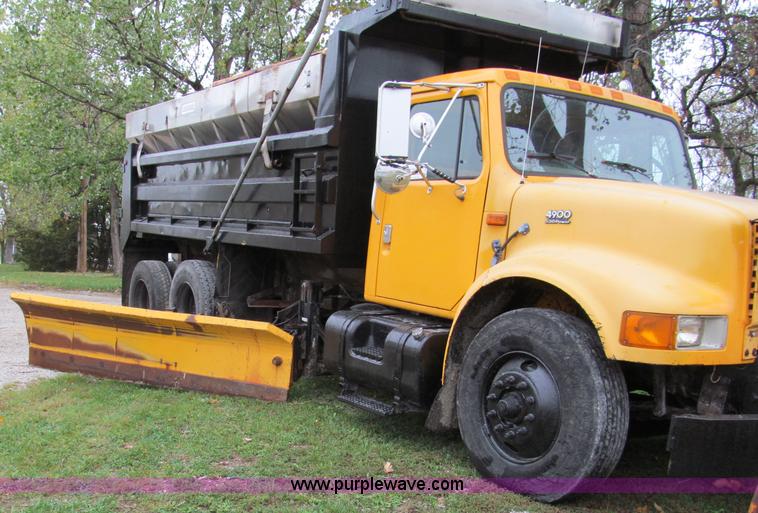 image for item E5640 1999 International 4900 dump truck