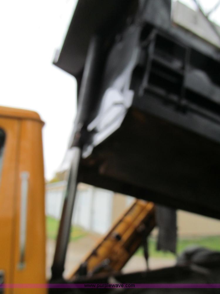 image for item E5640 1999 International 4900 dump truck