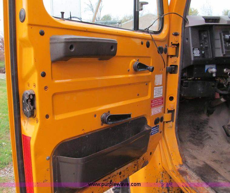 image for item E5640 1999 International 4900 dump truck