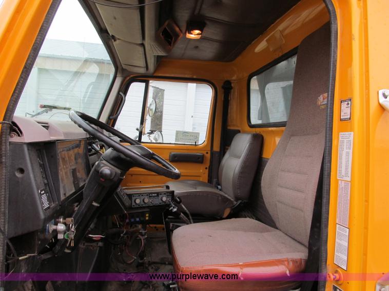 image for item E5640 1999 International 4900 dump truck