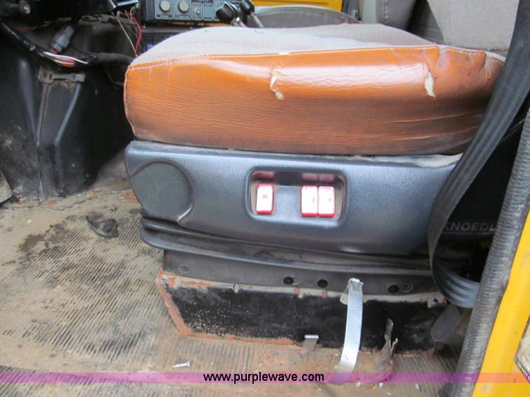 image for item E5640 1999 International 4900 dump truck