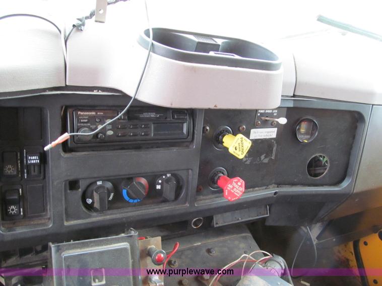 image for item E5640 1999 International 4900 dump truck