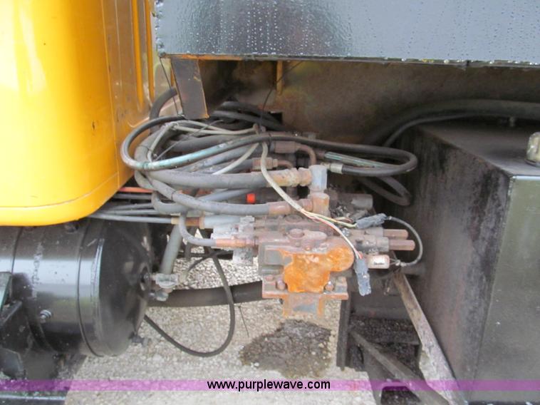 image for item E5640 1999 International 4900 dump truck