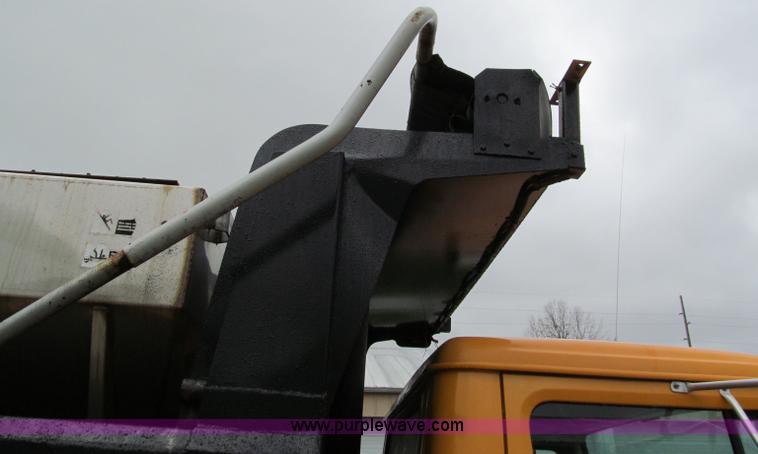 image for item E5640 1999 International 4900 dump truck