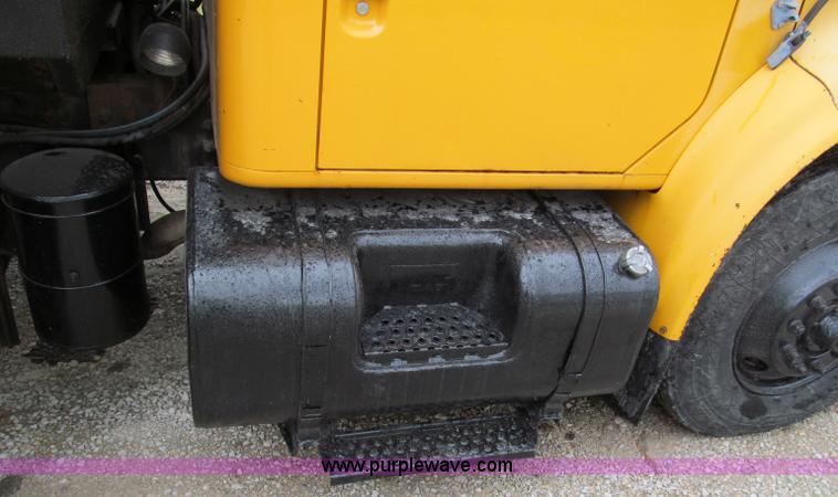 image for item E5640 1999 International 4900 dump truck