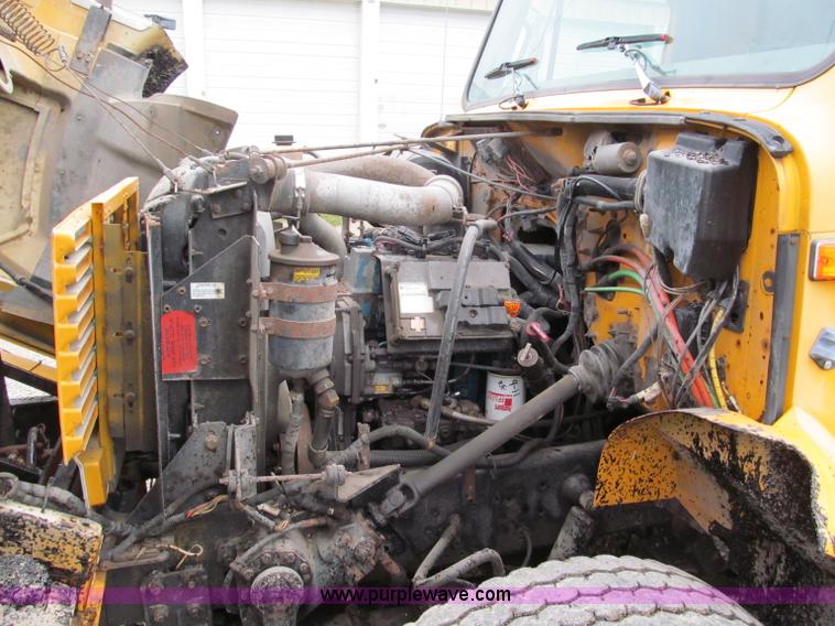 image for item E5640 1999 International 4900 dump truck