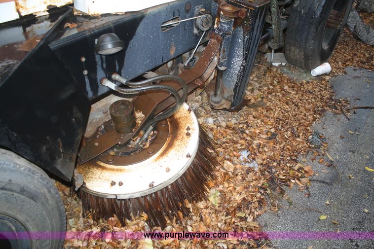image for item F2509 1995 Johnston V4000 SP street sweeper