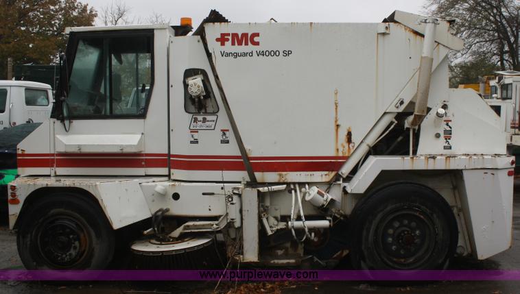 image for item F2510 1991 FMC Vanguard V4000 SP street sweeper