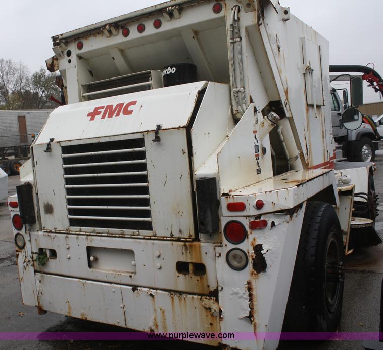 image for item F2510 1991 FMC Vanguard V4000 SP street sweeper