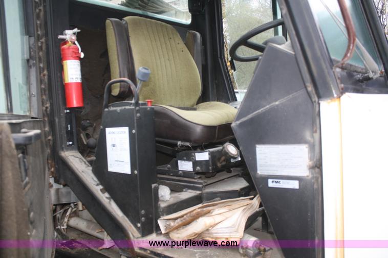 image for item F2510 1991 FMC Vanguard V4000 SP street sweeper