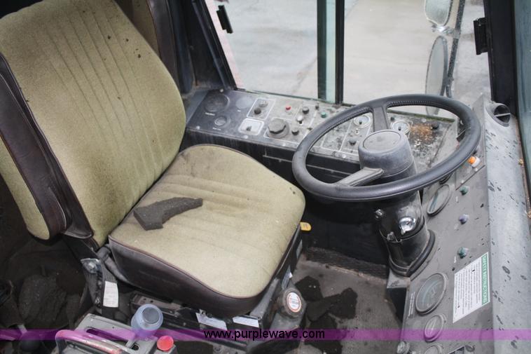 image for item F2510 1991 FMC Vanguard V4000 SP street sweeper