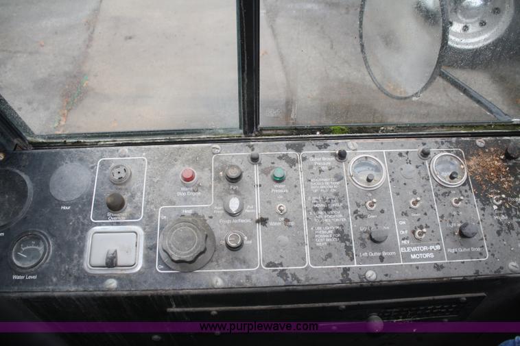 image for item F2510 1991 FMC Vanguard V4000 SP street sweeper