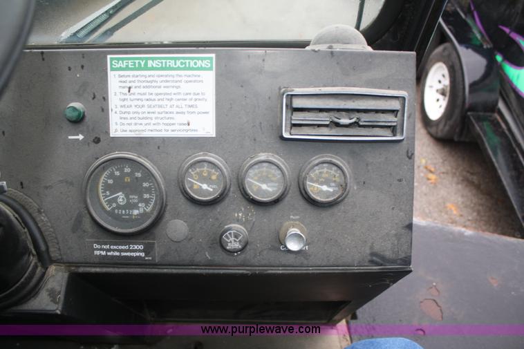 image for item F2510 1991 FMC Vanguard V4000 SP street sweeper