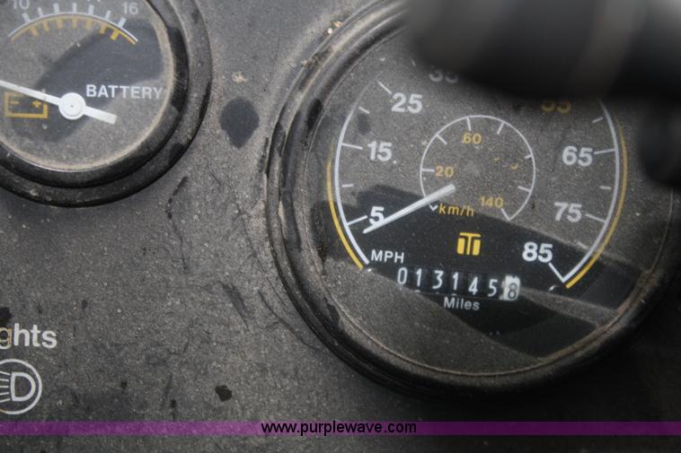 image for item F2510 1991 FMC Vanguard V4000 SP street sweeper