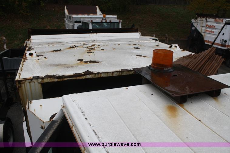 image for item F2510 1991 FMC Vanguard V4000 SP street sweeper