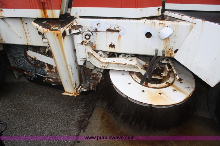 image for item F2510 1991 FMC Vanguard V4000 SP street sweeper