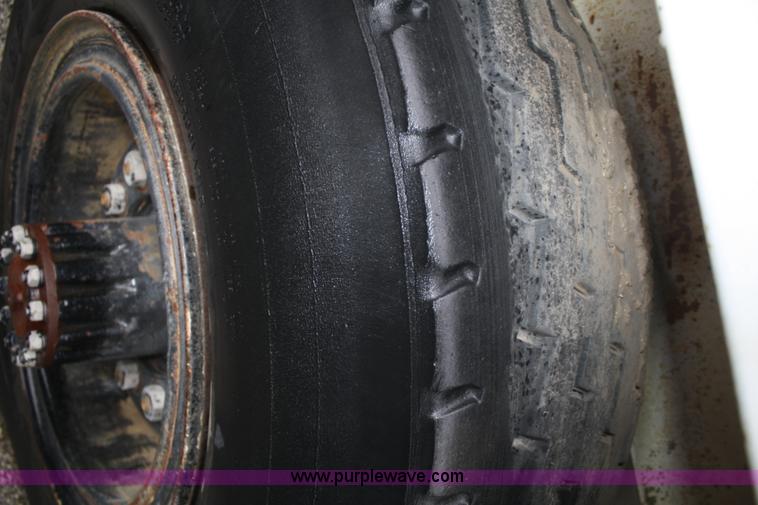 image for item F2510 1991 FMC Vanguard V4000 SP street sweeper