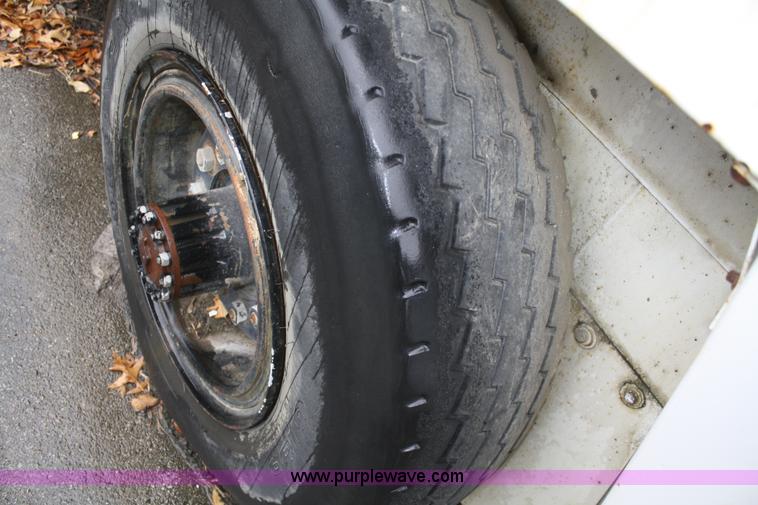 image for item F2510 1991 FMC Vanguard V4000 SP street sweeper