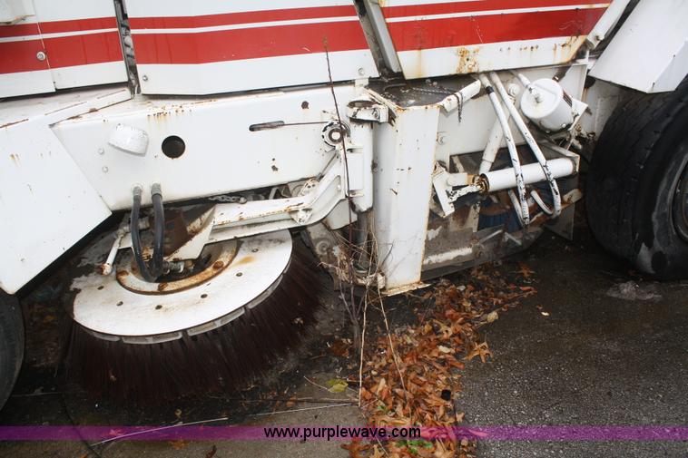 image for item F2510 1991 FMC Vanguard V4000 SP street sweeper