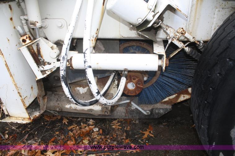 image for item F2510 1991 FMC Vanguard V4000 SP street sweeper