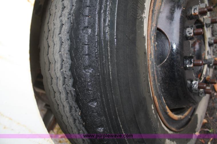 image for item F2510 1991 FMC Vanguard V4000 SP street sweeper