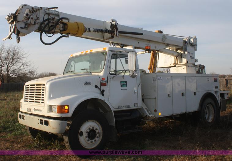 image for item F2738 2001 International 4700 digger derrick truck