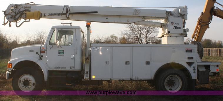 image for item F2738 2001 International 4700 digger derrick truck