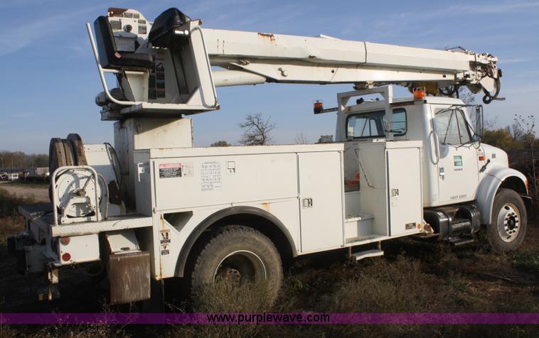 image for item F2738 2001 International 4700 digger derrick truck