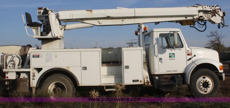 image for item F2738 2001 International 4700 digger derrick truck