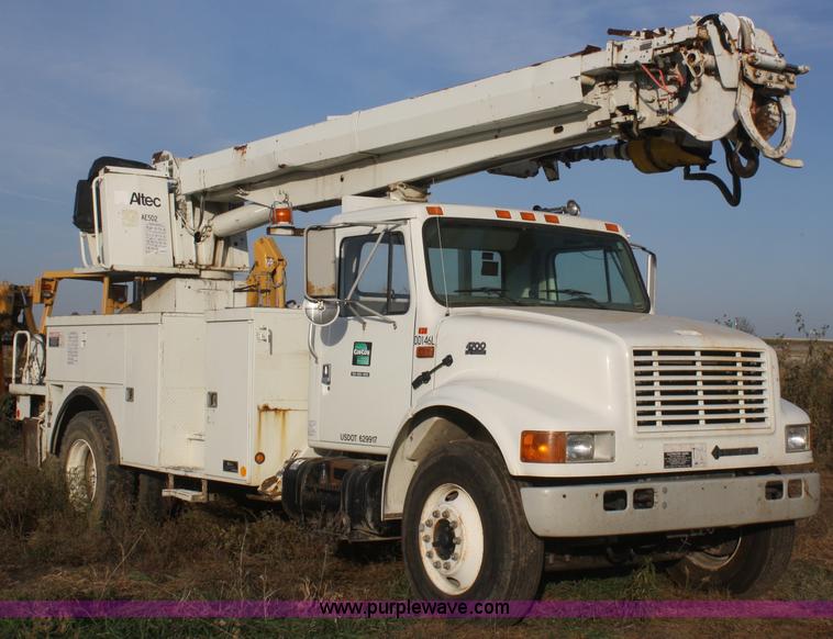 image for item F2738 2001 International 4700 digger derrick truck
