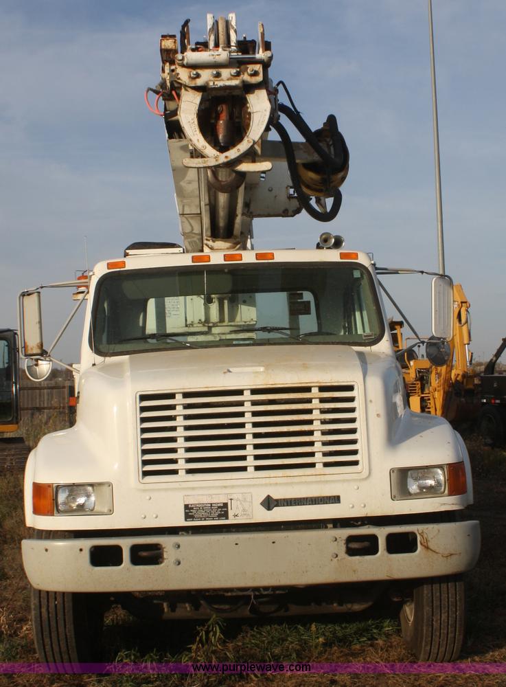 image for item F2738 2001 International 4700 digger derrick truck