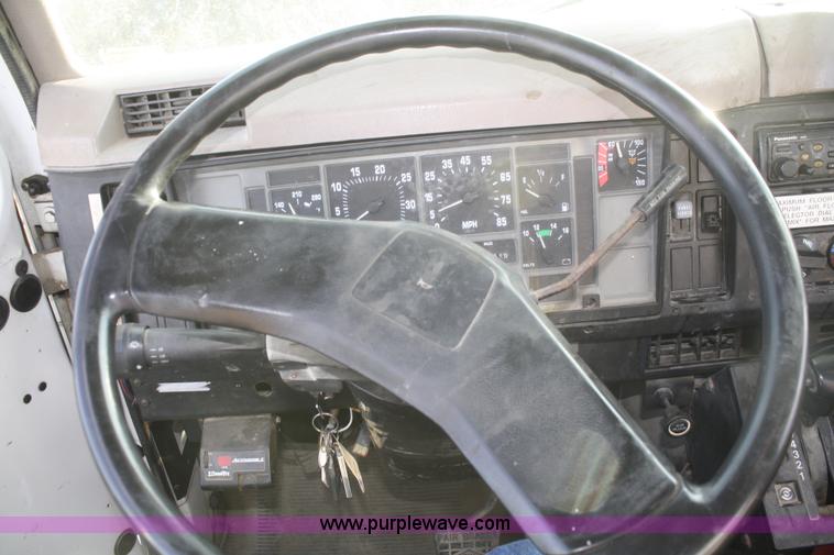 image for item F2738 2001 International 4700 digger derrick truck