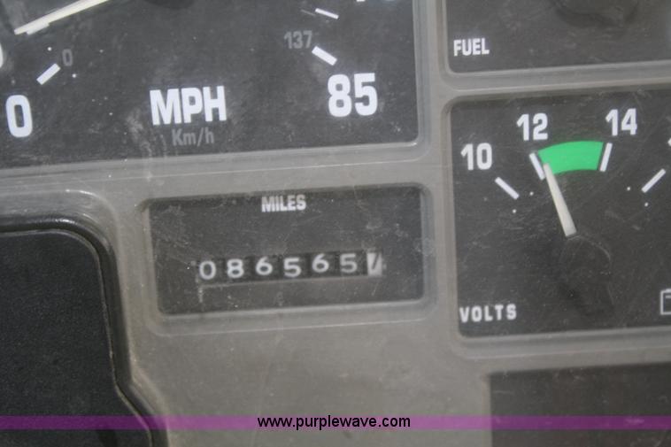 image for item F2738 2001 International 4700 digger derrick truck