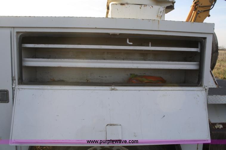 image for item F2738 2001 International 4700 digger derrick truck