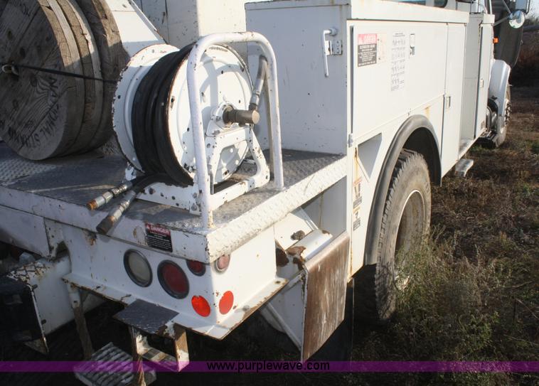 image for item F2738 2001 International 4700 digger derrick truck