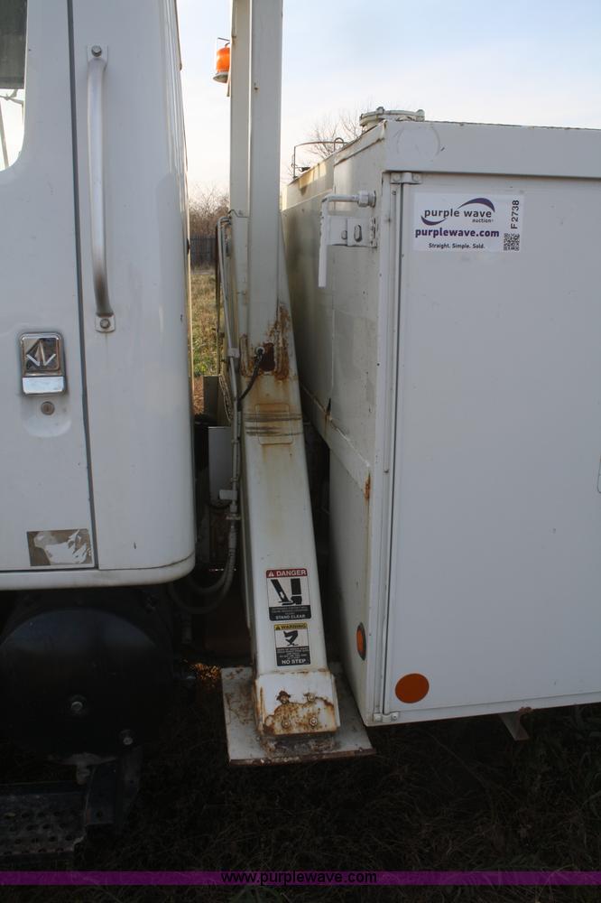 image for item F2738 2001 International 4700 digger derrick truck